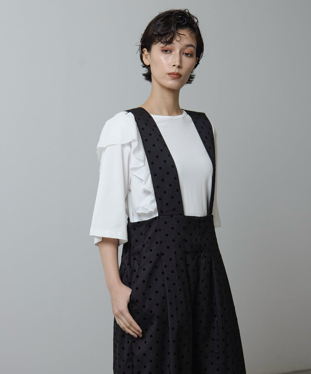 [2SET]Asymmetry Frill Over Tee + Wide Strap Dot Saropetto