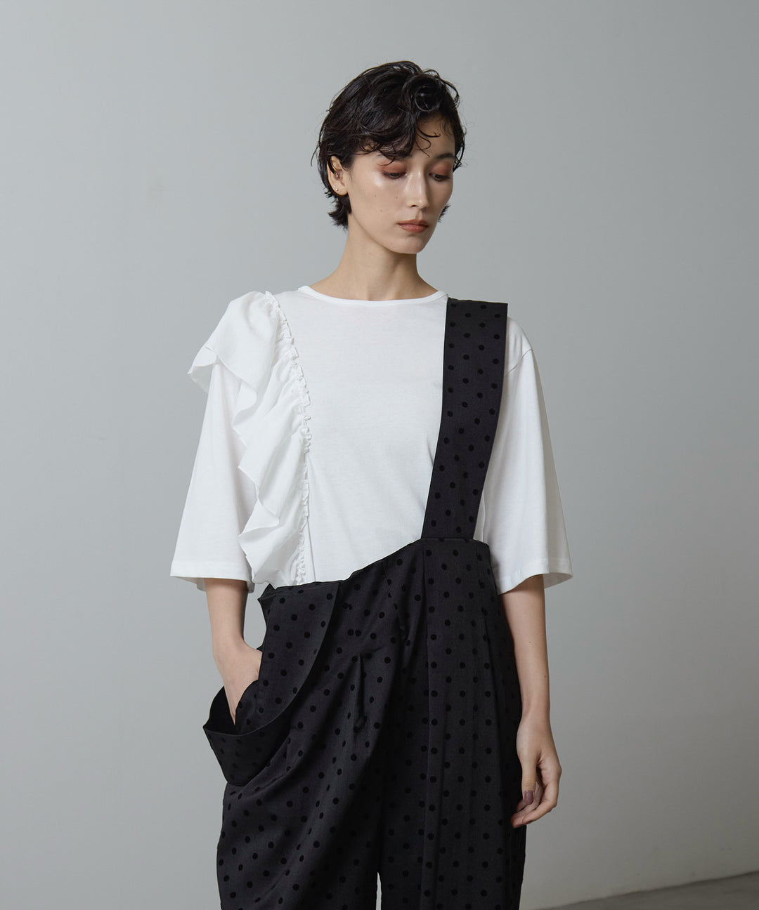 [2SET]Asymmetry Frill Over Tee + Wide Strap Dot Saropetto
