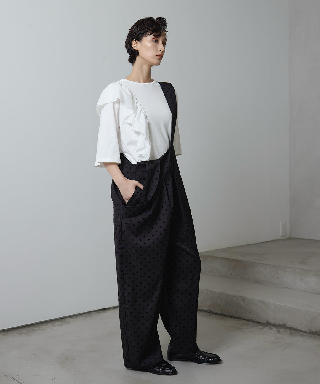 [2SET]Asymmetry Frill Over Tee + Wide Strap Dot Saropetto