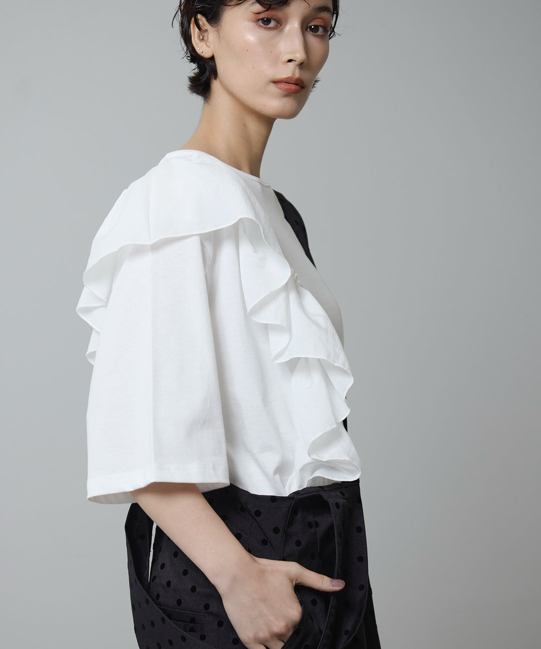 [2SET]Asymmetry Frill Over Tee + Wide Strap Dot Saropetto