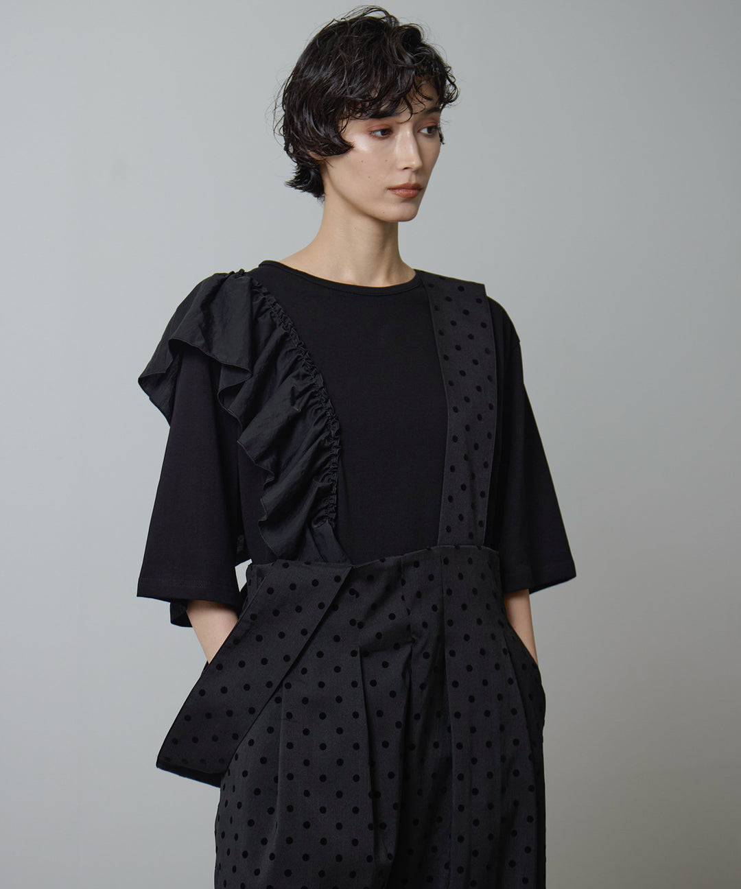 [2SET]Asymmetry Frill Over Tee + Wide Strap Dot Saropetto