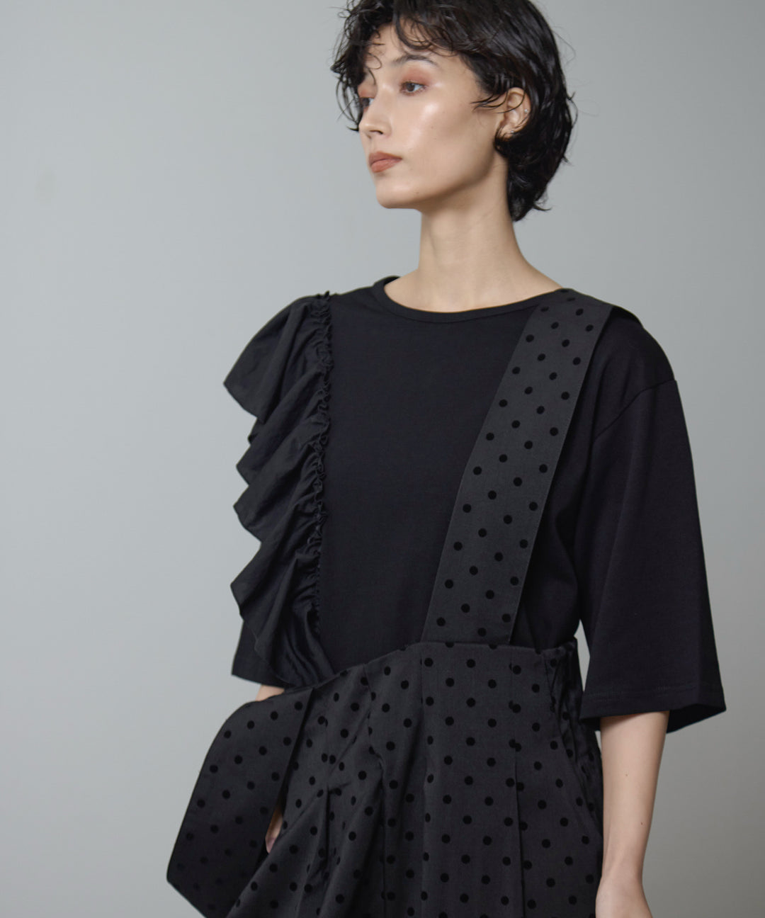 [2SET]Asymmetry Frill Over Tee + Wide Strap Dot Saropetto