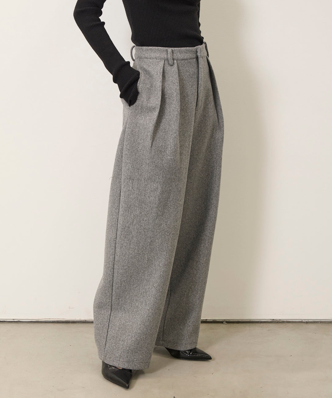 (eliuu)Wool Like Tuck Trousers