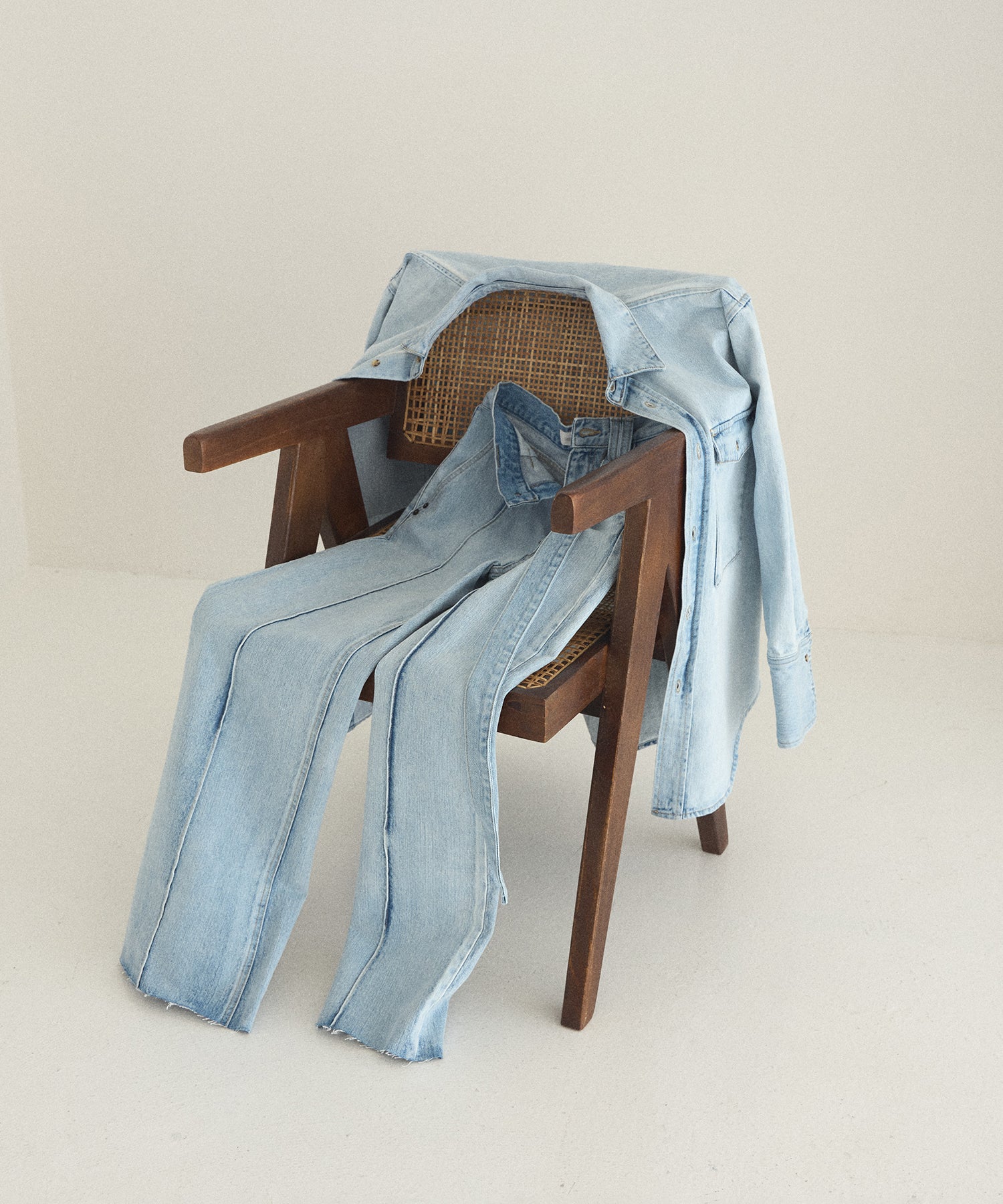 Pintuck Semiwide ICE Bleach Jeans – MIELI INVARIANT