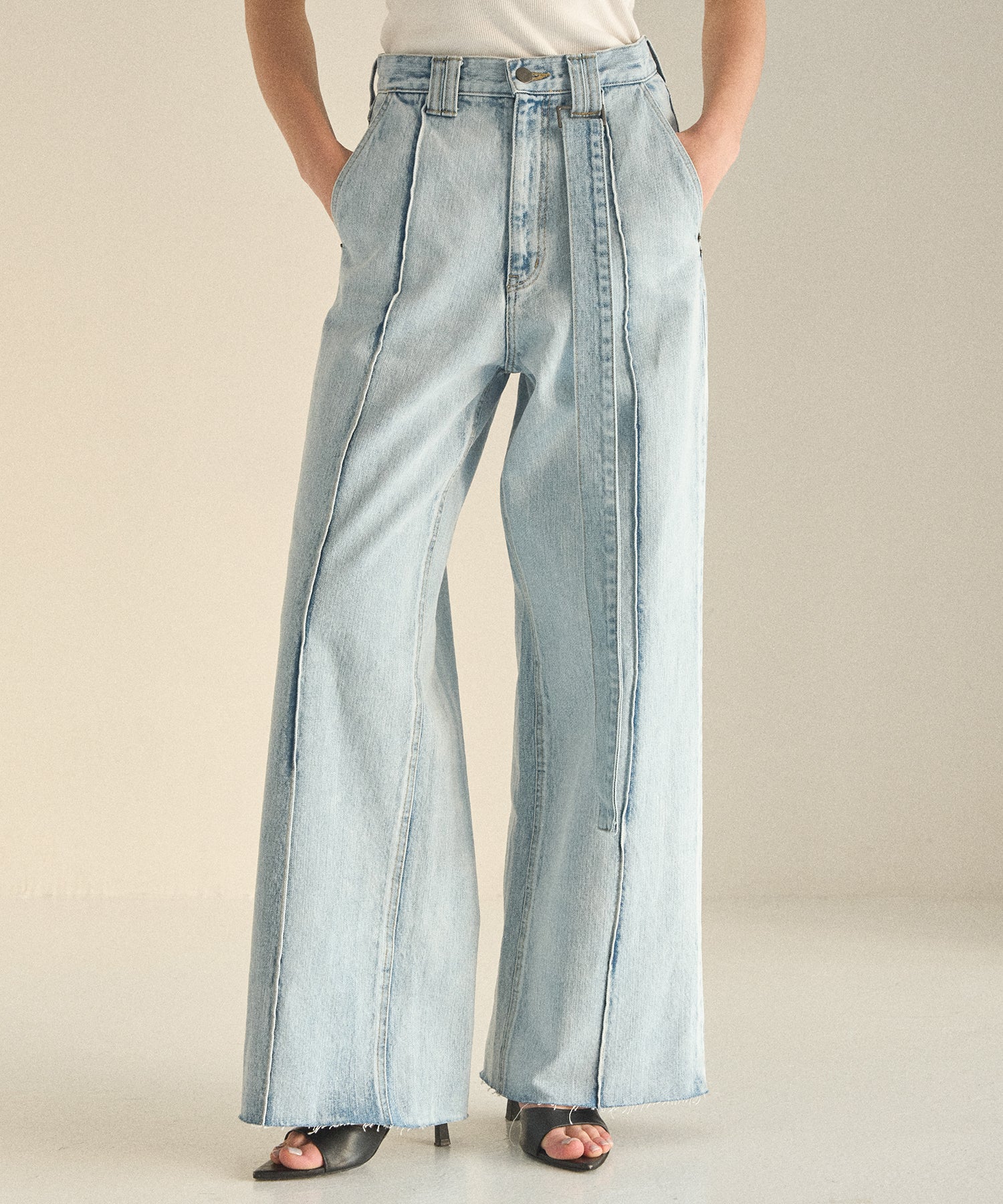 Pintuck Semiwide ICE Bleach Jeans – MIELI INVARIANT