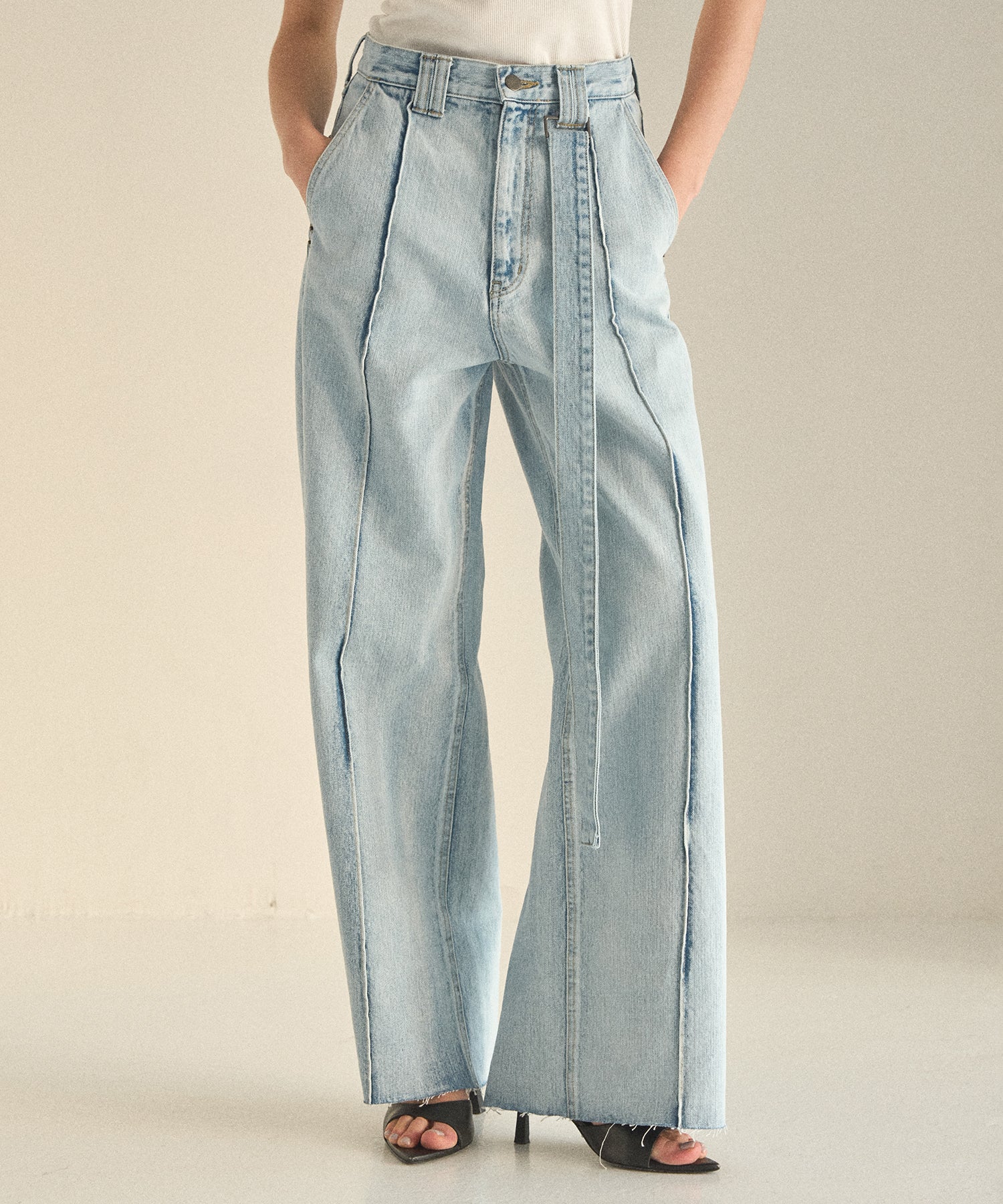 Pintuck Semiwide ICE Bleach Jeans – MIELI INVARIANT