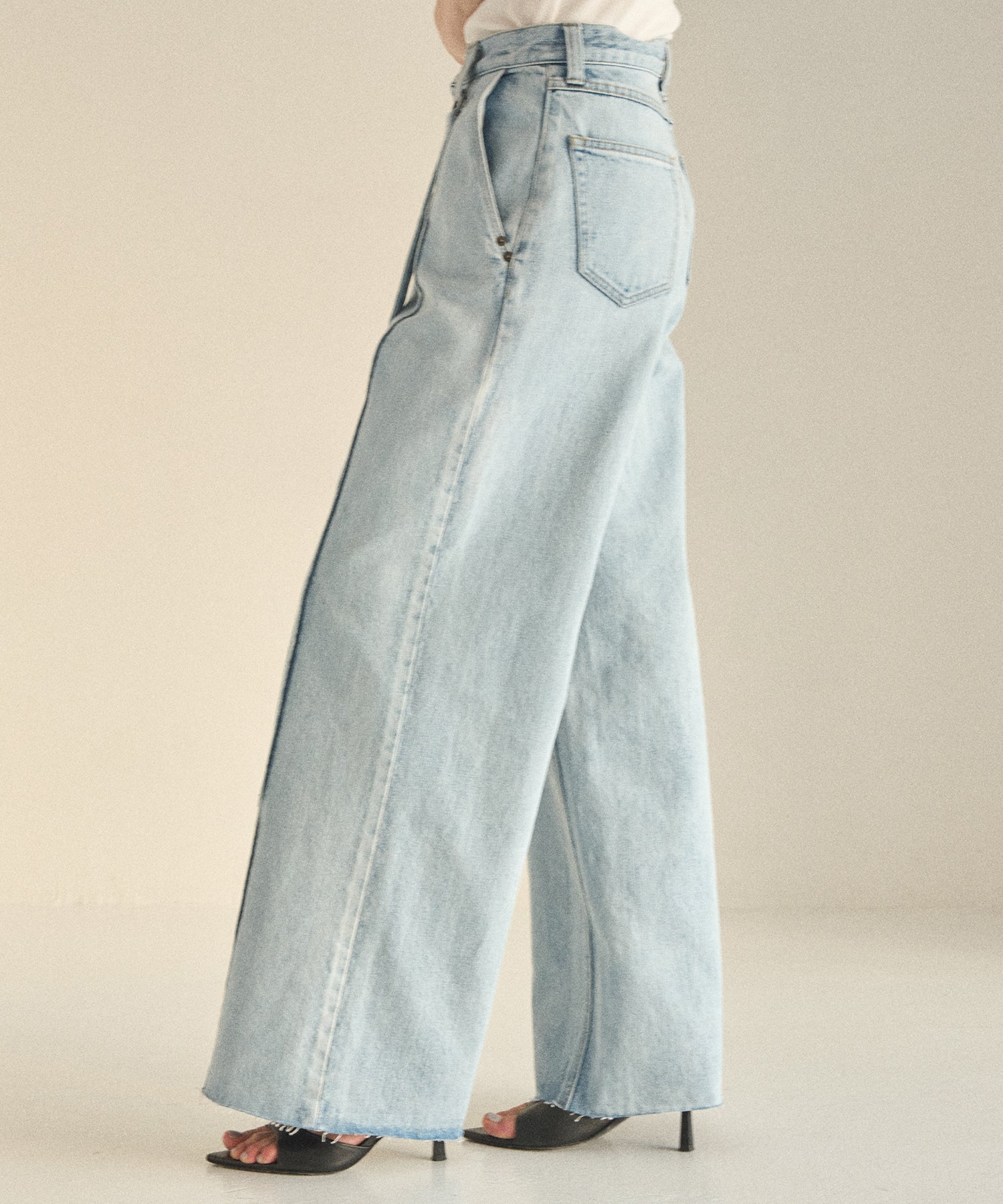 Pintuck Semiwide ICE Bleach Jeans – MIELI INVARIANT