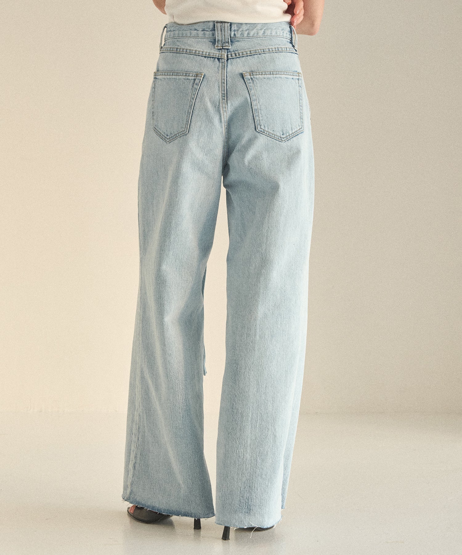 Pintuck Semiwide ICE Bleach Jeans – MIELI INVARIANT