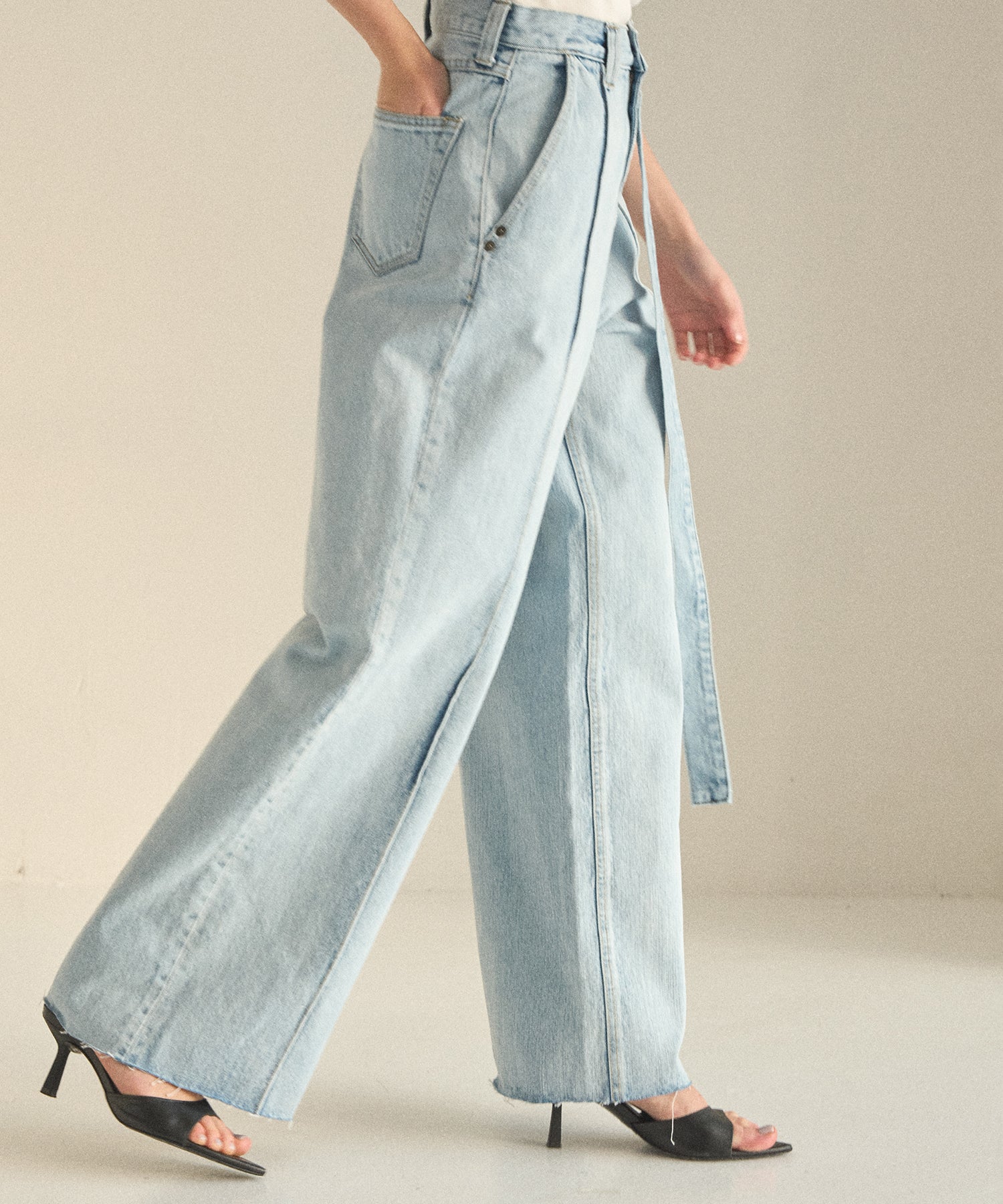 Pintuck Semiwide ICE Bleach Jeans – MIELI INVARIANT