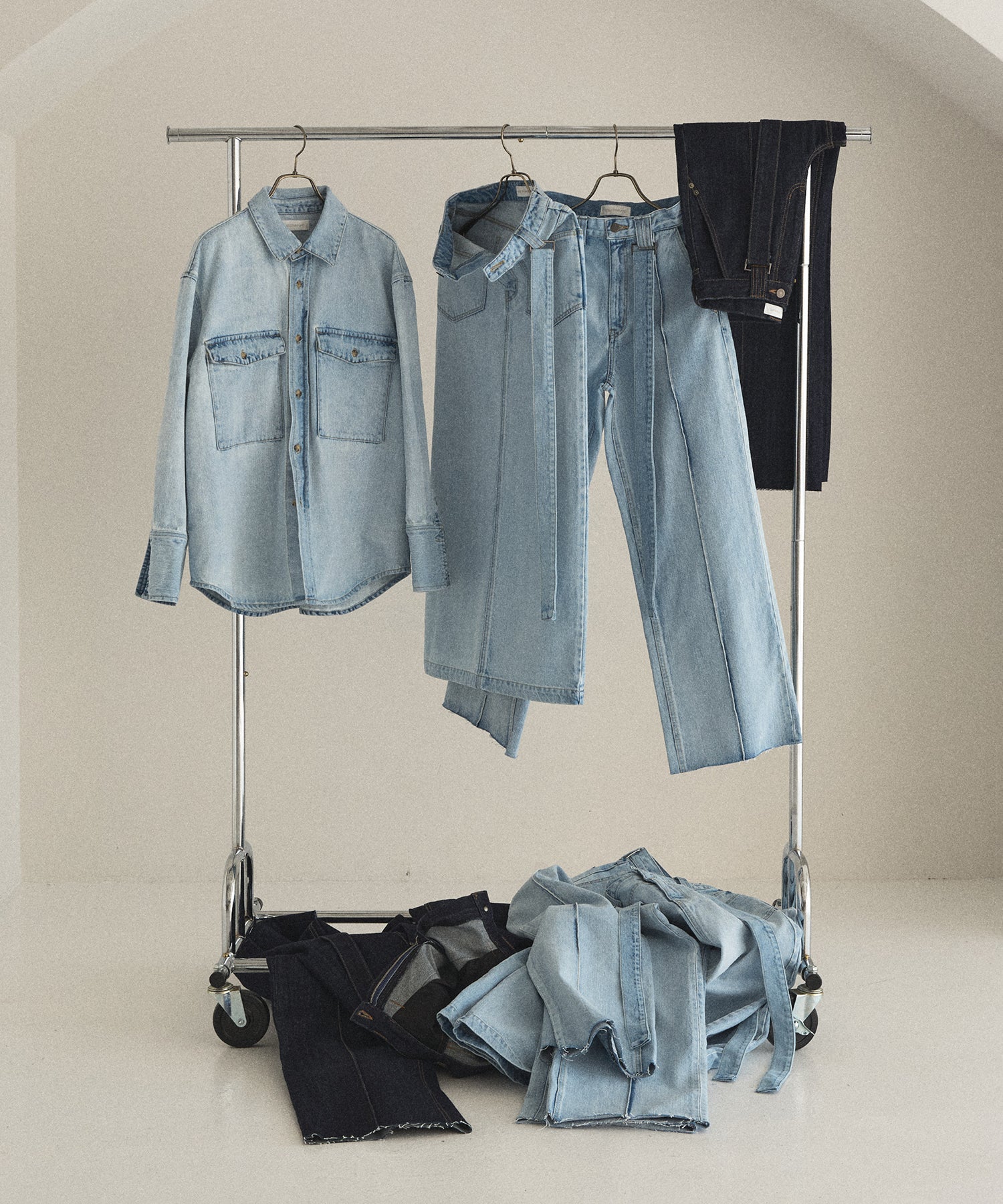 Pintuck Semiwide ICE Bleach Jeans – MIELI INVARIANT