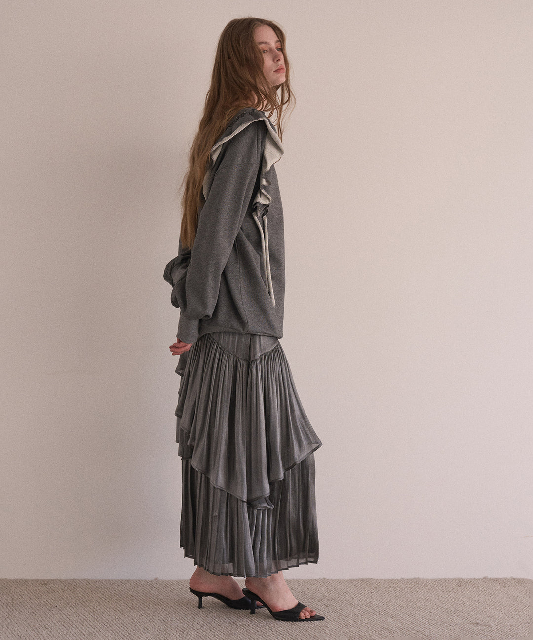 Droopy Frill Sweat Tops