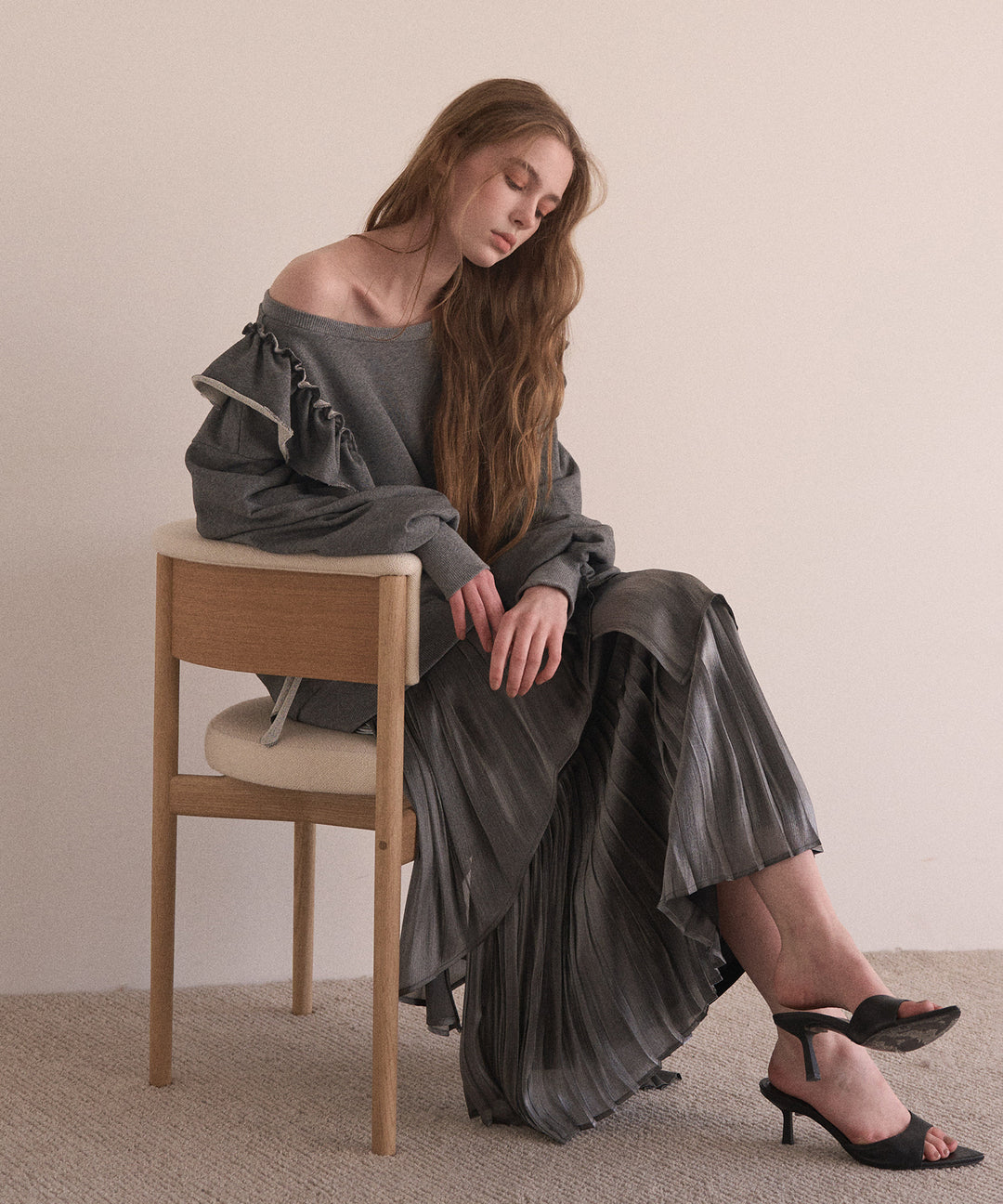 Droopy Frill Sweat Tops