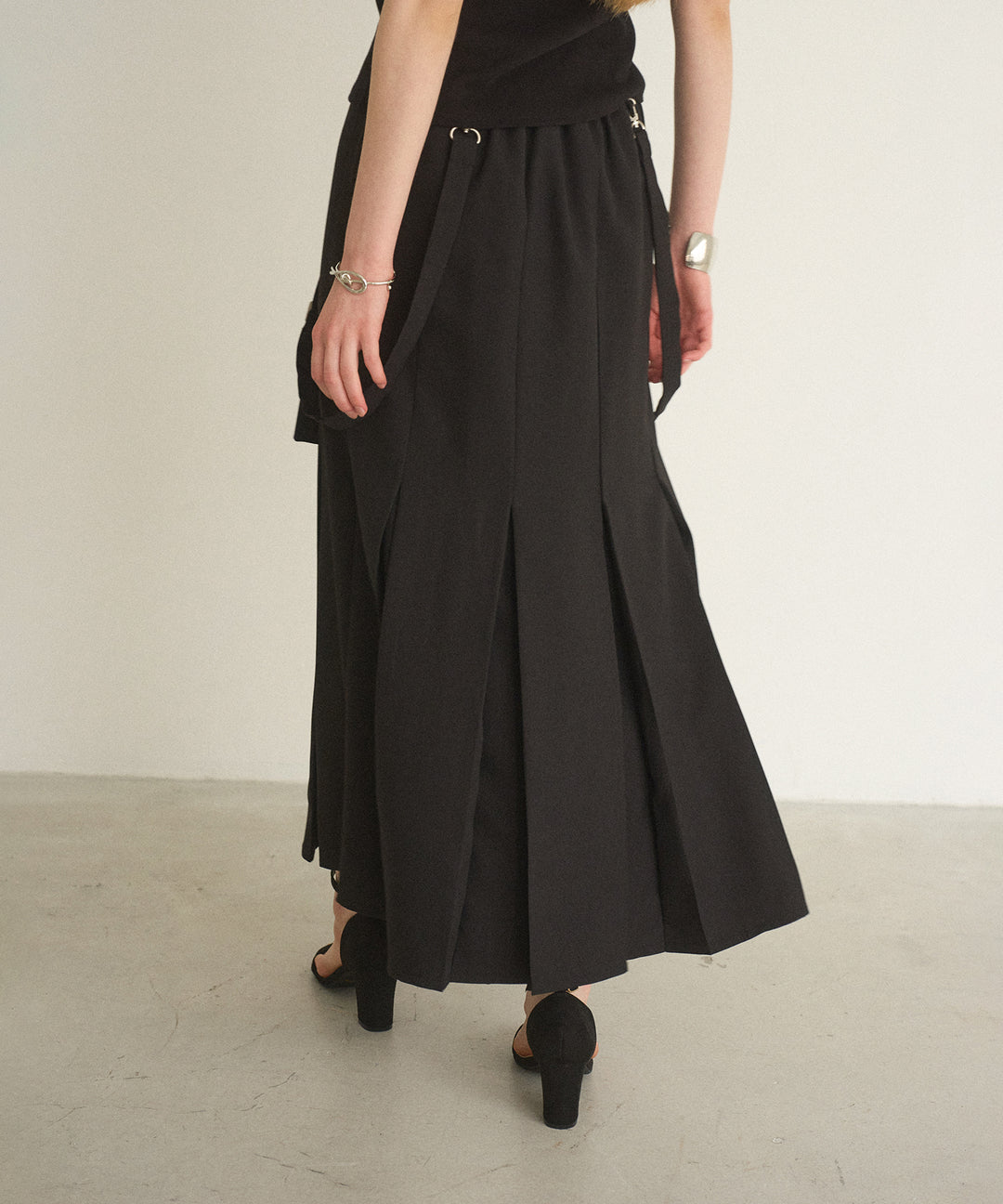 Box Tuck Suspend Skirt