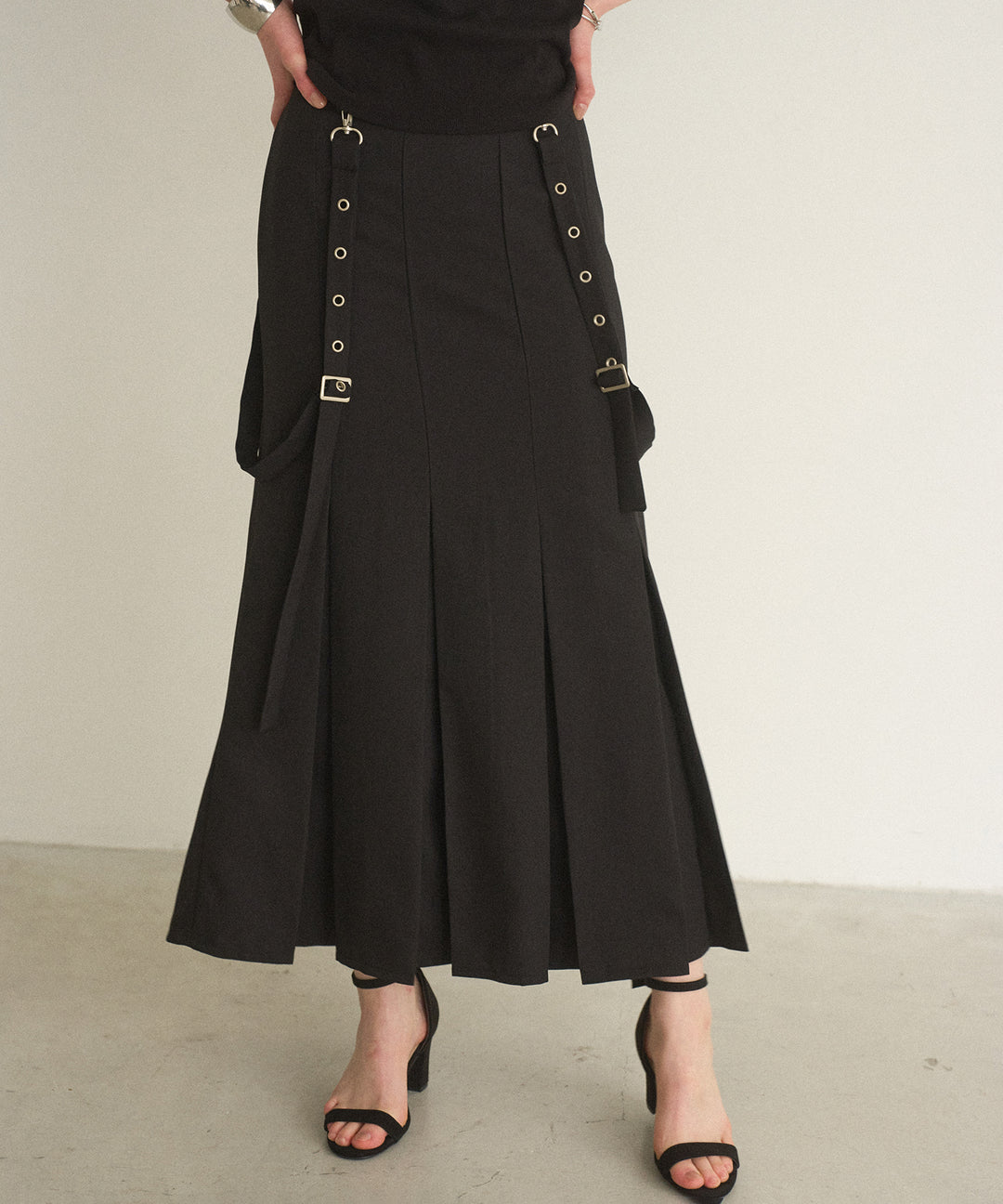 Box Tuck Suspend Skirt